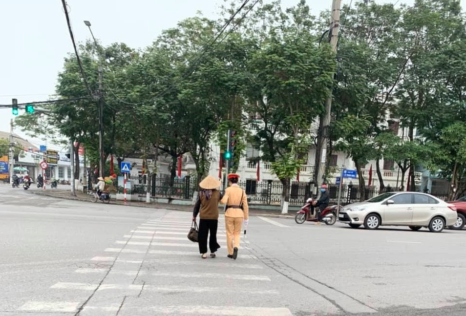 Ngoài nhiệm vụ trên, tổ còn có nhiệm vụ giúp đỡ người dân khi sang đường, nhắc nhở, tuyên truyền luật An toàn giao thông đường bộ và xử phạt những trường hợp vi phạm là nguyên nhân trực tiếp dẫn đến tai nạn giao thông.