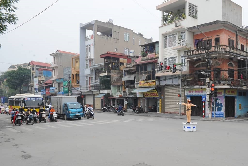 Thượng uý Phạm Hải Yến, 1 trong số các nữ CSGT tham gia điều tiết giao thông cho biết, bản thân và đồng đội rất vinh dự và hào hứng khi thực hiện nhiệm vụ được cấp trên giao góp phần đảm bảo ATGT trong những ngày nghỉ lễ, Tết.