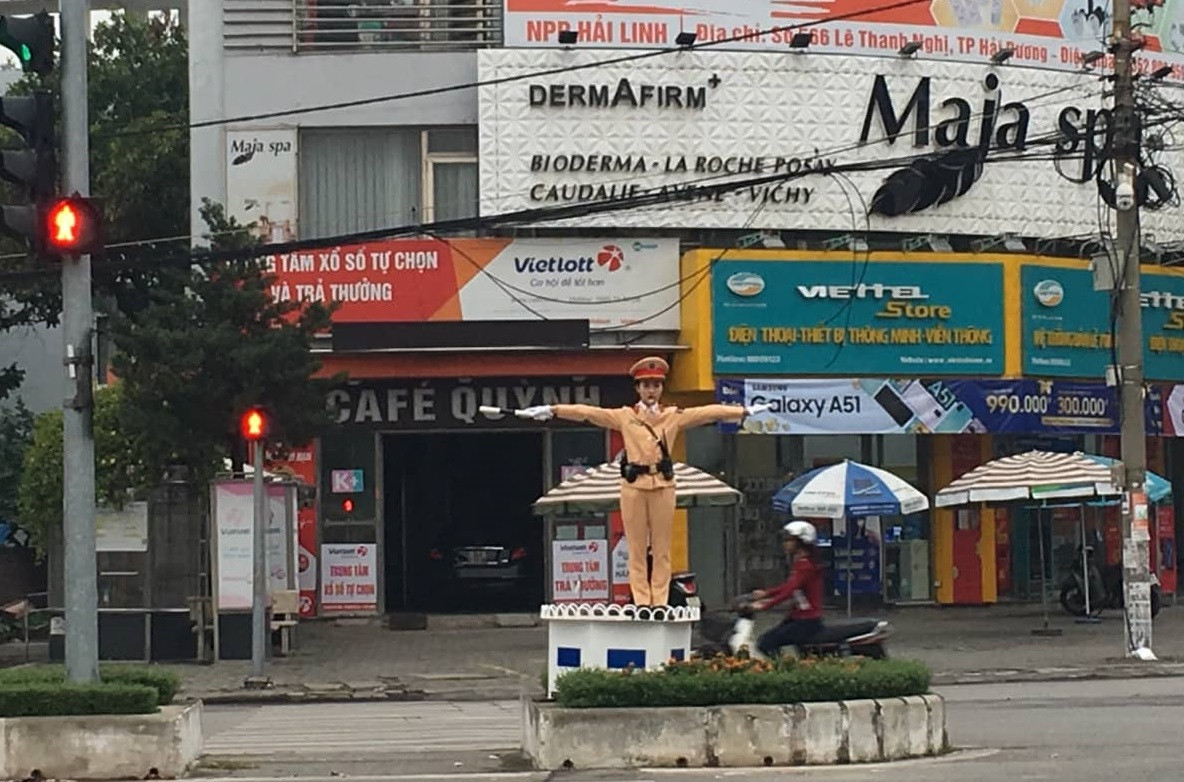 Trung úy Trần Thị Phương Nhung, nữ cảnh sát nhận nhiệm vụ mới hôm nay cho biết, bản thân rất vui khi được chọn là người trực tiếp có mặt ở các vị trí xung yếu về giao thông, hướng dẫn, giúp đỡ người dân đi lại an toàn.