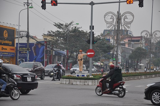 Hình ảnh những nữ CSGT Công an TP Hải Dương xuất hiện tại các ngã tư vào sáng 1/1, ngày đầu tiên của năm mới 2020 khiến người dân tham gia giao thông cảm thấy hào hứng. Mặc dù đây không phải là lần đầu tiên Công an TP Hải Dương triển khai kế hoạch đưa nữ CSGT tham gia điều tiết vào giờ cao điểm nhưng nhiều người vẫn thấy vui vì có nữ CSGT xuống đường. Họ cũng nghiêm túc chấp hành hiệu lệnh điều khiển của các nữ CSGT dù lưu lượng phương tiện tham gia vào sáng nay không đông như thường ngày.