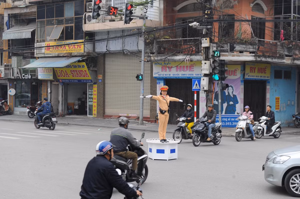 Đội CSGT TP Hải Dương đã ra quân cùng các nữ CSGT tham gia điều tiết giao thông tại các vị trí tập trung nhiều phương tiện như ngã tư Máy Sứ, ngã tư Đông Thuỵ, ngã tư giao cắt giữa đường Bạch Đằng và đường Chương Dương…