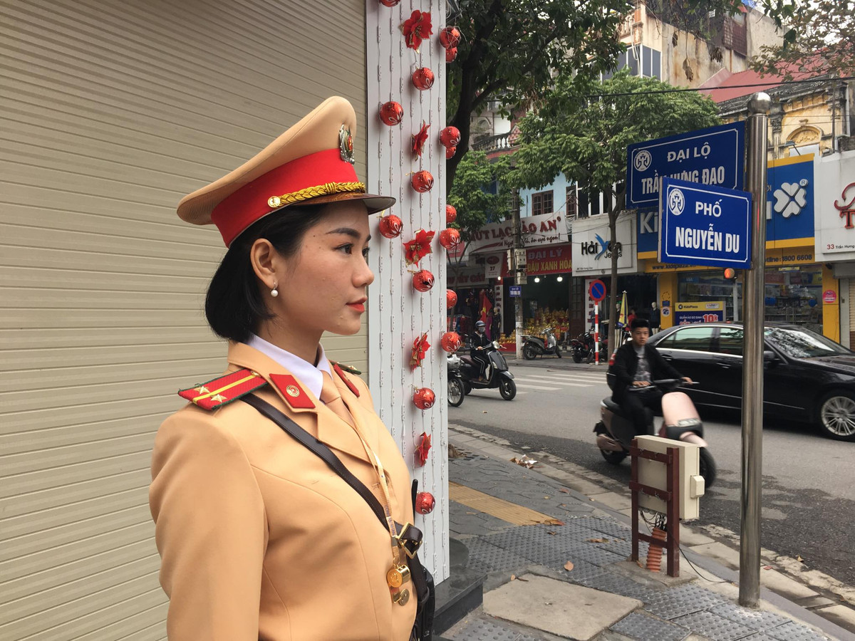 Đây là một trong những nội dung thực hiện kế hoạch cao điểm đảm bảo an toàn giao thông và an ninh trật tự trong dịp nghỉ lễ, Tết dương lịch và Tết Nguyên đán Canh Tý. Thiếu tá Nguyễn Thái Học, Đội trưởng Đội CSGT Công an TP Hải Dương cho biết, thực hiện chỉ đạo của Giám đốc Công an tỉnh Hải Dương, đội CSGT TP đã điều động toàn bộ nữ CSGT của đơn vị cùng các chiến sỹ nam trực tiếp xuống phố điều tiết, hướng dẫn người dân tham gia giao thông.