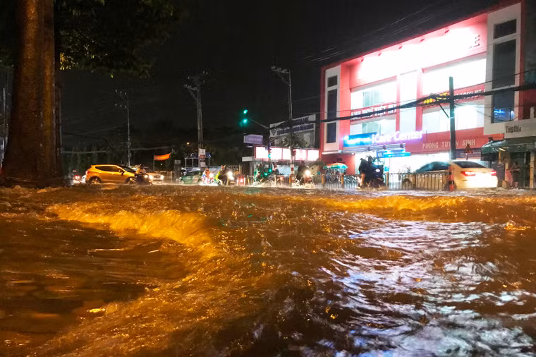 Lúc 19h cùng ngày, Đài Khí tượng Thủy văn Trung ương phát thông báo cho biết: Vị trí tâm bão số 14 cách bờ biển Khánh Hòa - Ninh Thuận - Bình Thuận khoảng 330km về phía Đông. Sức gió mạnh nhất ở vùng gần tâm bão mạnh cấp 8 (60 -75km), giật cấp 11. Cũng theo cơ quan này, đêm nay (18/11), các tỉnh từ Quảng Nam đến Bình Thuận, Tây Nguyên và Đông Nam Bộ có mưa to đến rất to.