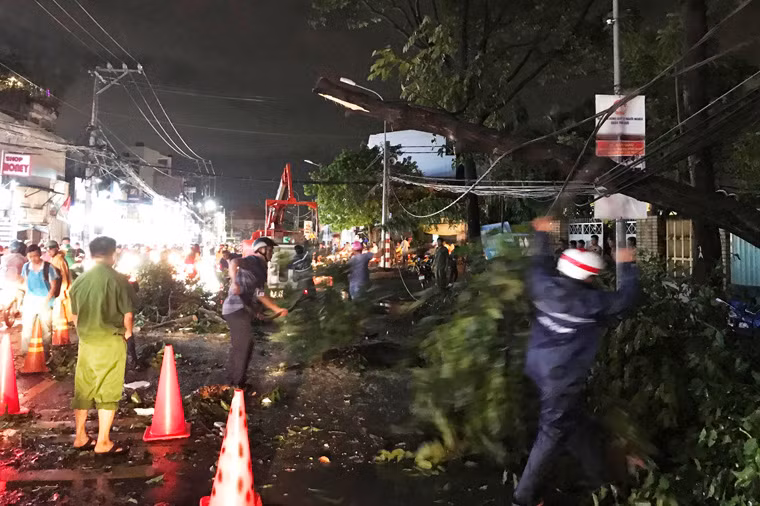 Nhiều khu vực ở quận phía Đông TP.HCM đã bị cô lập nguồn điện nhằm đảm bảo an toàn cho nhân viên điện lực, cây xanh... xử lý hàng loạt sự cố cây ngã.