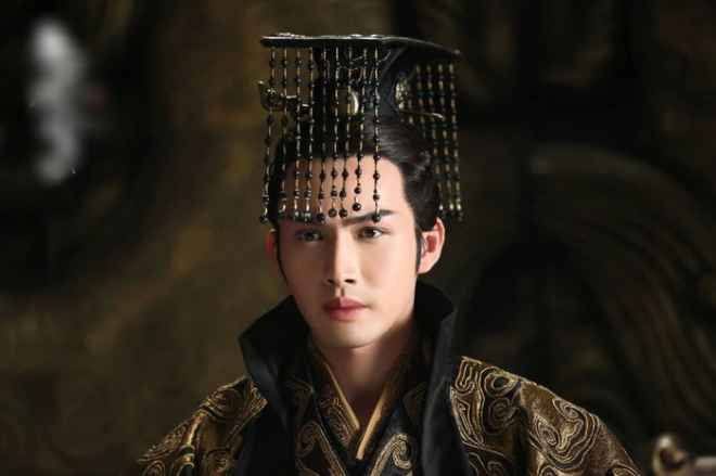 Mặc dù có tính thẩm mỹ cao, chiếc mũ này thực sự không tiện lợi, che khuất tầm nhìn và gây cản trở khi di chuyển.