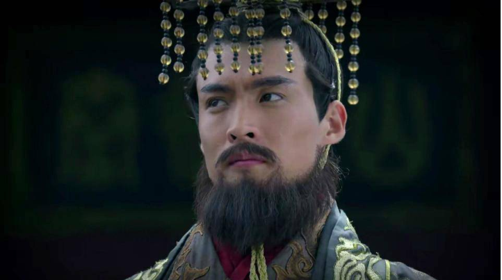 Việc đội mũ Bình Thiên với 12 chuỗi ngọc trước mặt còn thể hiện sự sáng suốt và quyết đoán của vị vua trong việc ra quyết sách.