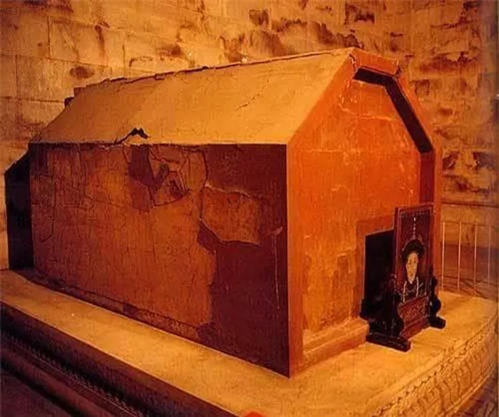 Sau khi Từ Hi qua đời, lăng mộ của bà bị trộm mộ, toàn bộ châu báu bên trong bị lấy mất.