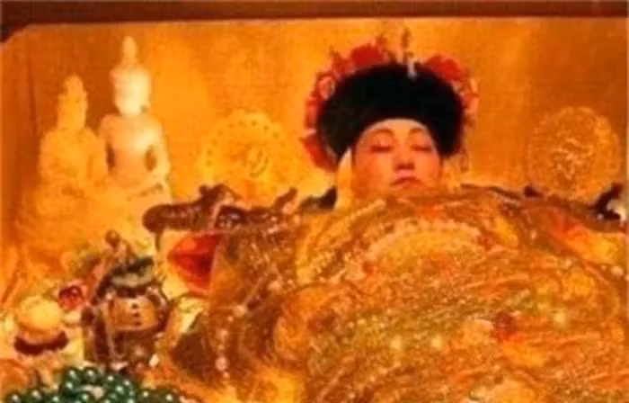 Năm 1980, trong quá trình khảo cổ, các chuyên gia phát hiện thi thể của bà vẫn nguyên vẹn, nhưng toàn bộ đồ trang sức đã bị đánh cắp.