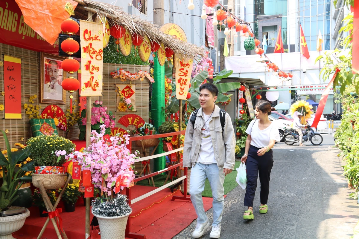 Bà Mỹ, người dân sống trong hẻm 153 cho biết: "Việc trang trí hẻm là một hoạt động thường niên mỗi dịp Tết đến xuân về. Trang trí làm con hẻm tuy chật hơn nhưng đẹp hơn, ấm ấp hơn, rộn ràng không khí xuân hơn".