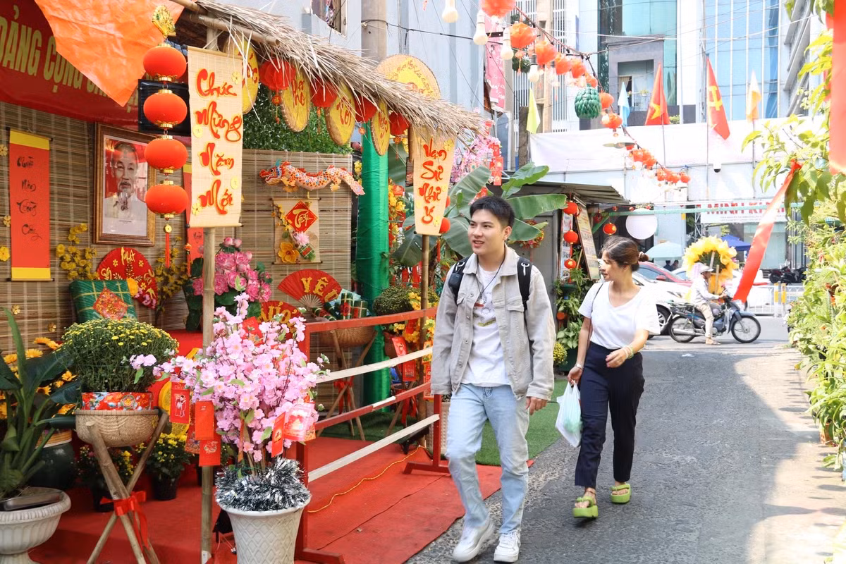Bà Mỹ, người dân sống trong hẻm 153 cho biết: "Việc trang trí hẻm là một hoạt động thường niên mỗi dịp Tết đến xuân về. Trang trí làm con hẻm tuy chật hơn nhưng đẹp hơn, ấm ấp hơn, rộn ràng không khí xuân hơn".