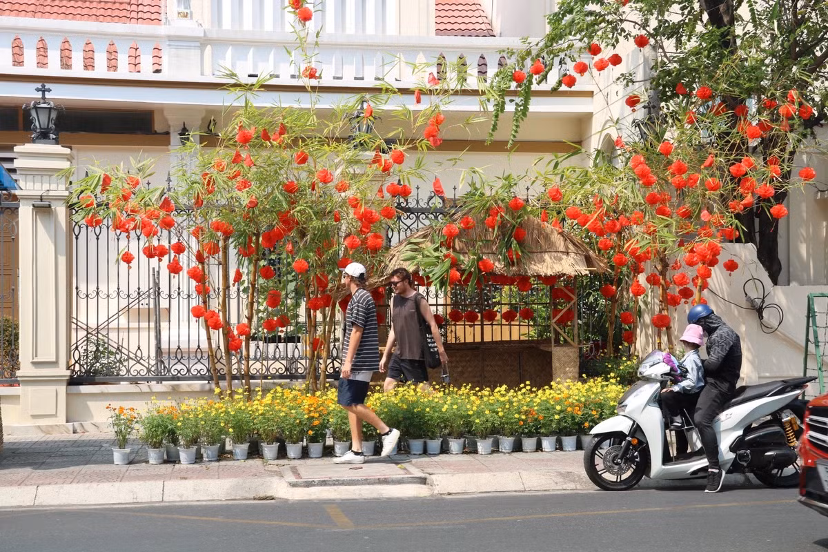 Nhiều du khách thích thú cho biết, các tiểu cảnh ở đây trang trí rất đẹp mắt, nhìn từ xa đã thấy không khí Tết tràn ngập.