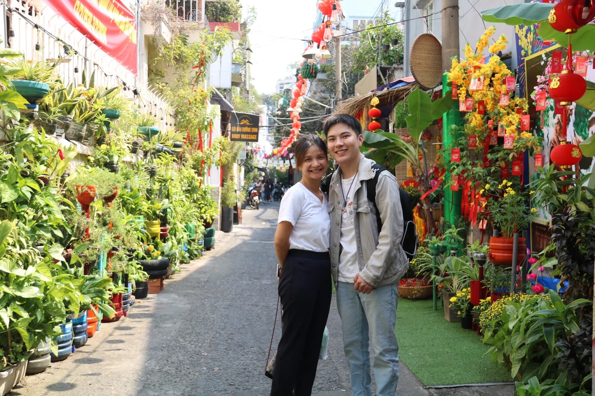 Cách đó không xa, hẻm 153, đường Nguyễn Thị Minh Khai, quận 1 cũng ngập tràn sắc xuân với nhiều tiểu cảnh đặc trưng ngày Tết.