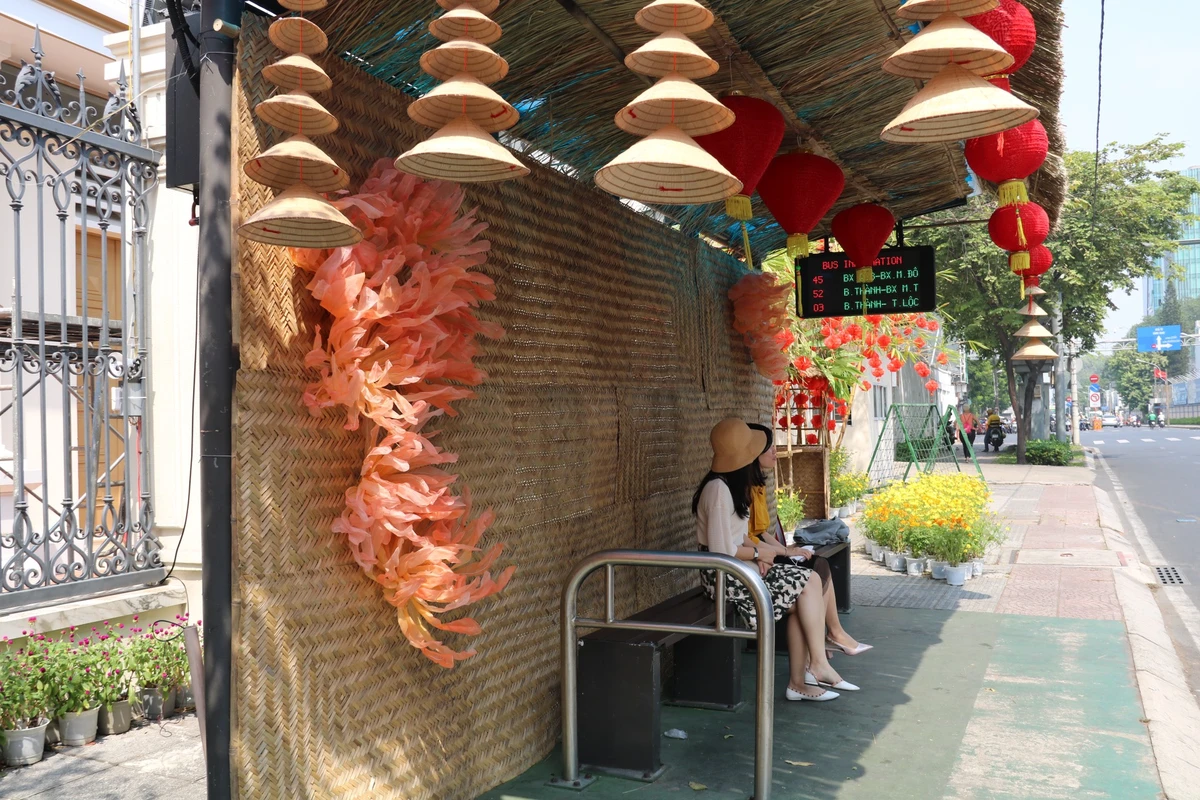 Đặc biệt, trạm chờ xe buýt trên đường Nguyễn Thị Minh Khai năm nay cũng được trang trí độc đáo với nón lá, chiếu, lồng đèn,...khiến nhiều hành khách chờ xe buýt cảm thấy thích thú.