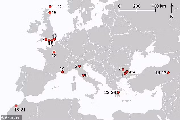 Trái ngược với việc nuôi gà để lấy thịt và trứng, ở một số nơi nhất định những con gà này được tôn thờ và tôn kính như người bạn đồng hành của con người, thậm chí không được sử dụng làm thực phẩm thường xuyên.
