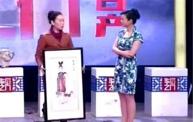 Chị Ngô không giấu giếm sự khó chịu và ghen tỵ khi nói về bức tranh mà chị gọi là "báu vật" của chồng mình. Chị chia sẻ, chồng chị là người sưu tầm đồ cổ và chi tiêu lớn cho những món đồ này. Bức tranh được mua với giá đắt và treo trưng bày trong nhà, nhưng chị không hiểu tại sao chồng lại mê mẩn đến vậy.