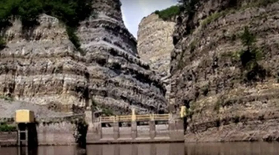 3. Quỷ Môn Quan - đường vào động quỷ: Nằm ở dãy núi Lục Bàn Sơn, là nơi đầy sương mù, cửa ma, cửa quỷ, khó vào và dễ lạc lối.