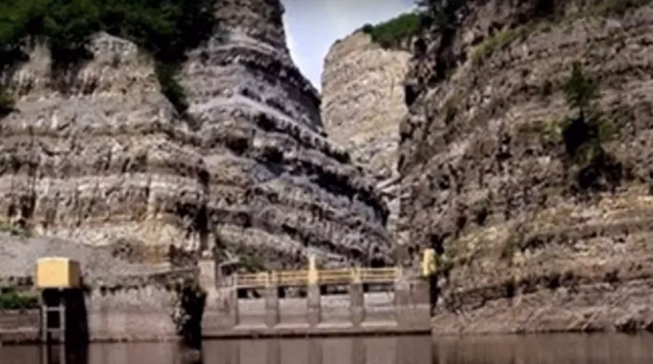 3. Quỷ Môn Quan - đường vào động quỷ: Nằm ở dãy núi Lục Bàn Sơn, là nơi đầy sương mù, cửa ma, cửa quỷ, khó vào và dễ lạc lối.