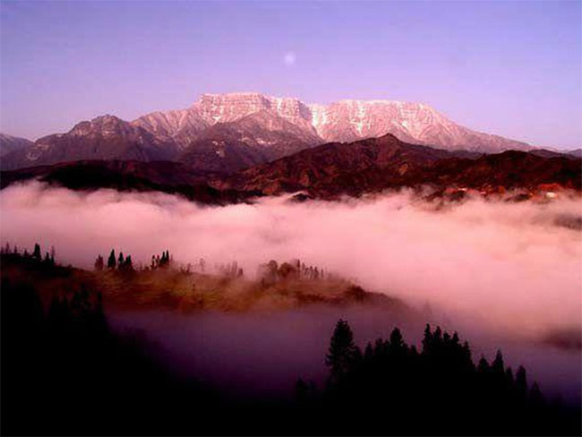 Địa điểm bí ẩn nhất Trung Quốc này phức tạp với những đầm lầy và gặp nhiều hiện tượng kỳ lạ như la bàn, đồng hồ ngừng hoạt động, và người vào đó có thể cảm thấy choáng váng và bị lạc lối.