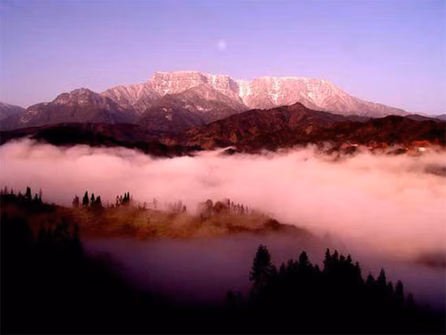 Địa điểm bí ẩn nhất Trung Quốc này phức tạp với những đầm lầy và gặp nhiều hiện tượng kỳ lạ như la bàn, đồng hồ ngừng hoạt động, và người vào đó có thể cảm thấy choáng váng và bị lạc lối.