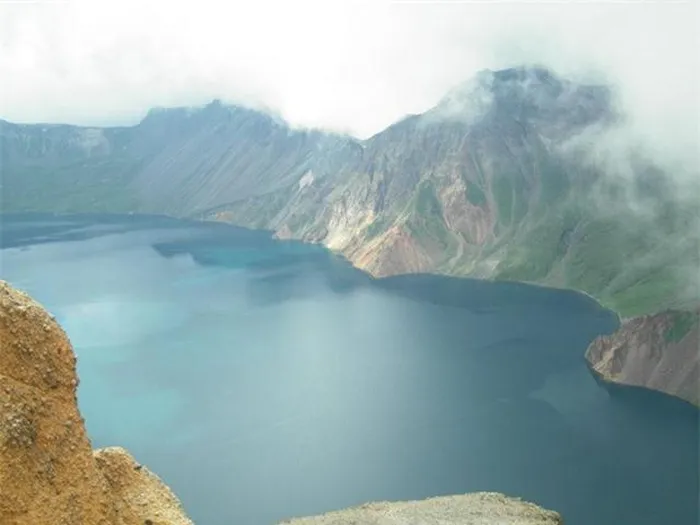 Nhiều bằng chứng, bao gồm video và báo cáo của binh sĩ, cho thấy sự tồn tại của những sinh vật kỳ bí trong hồ, được mô tả như có đầu màu đen, sừng dài và lưng có vảy.