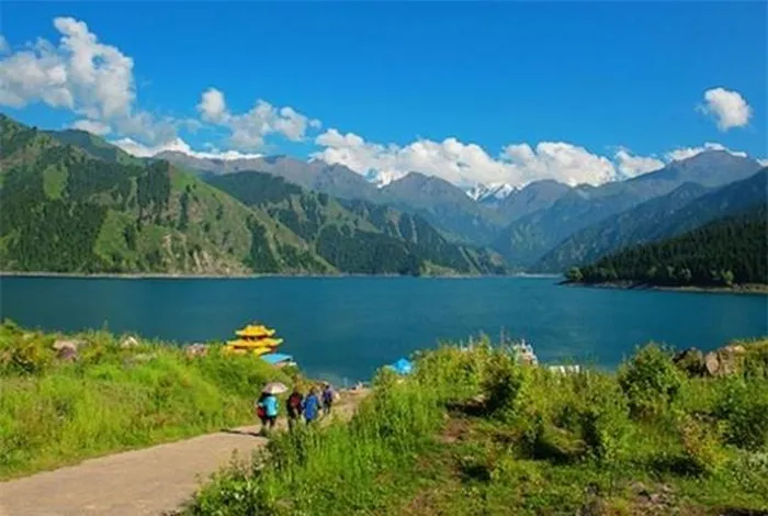 4. Hồ Thiên Đường - gia đình quái vật: Nằm trong Khu Bảo tồn thiên nhiên quốc gia Changbaishan, có đồn đại về gia đình quái vật sinh sống.