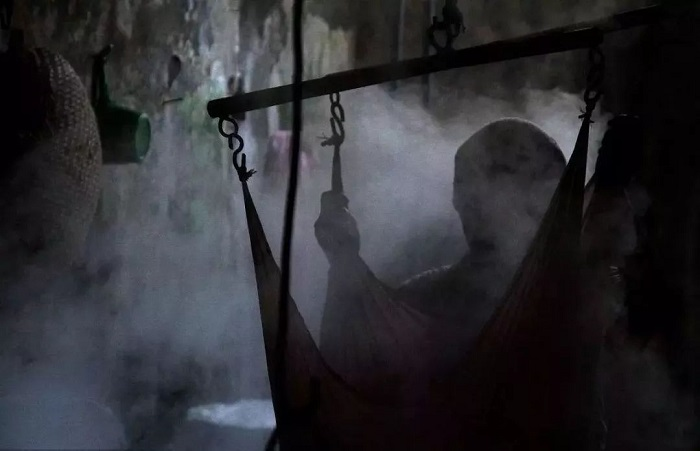 Sương mù, tiếng gió rít và những hiện tượng kỳ quái đã làm cho nơi này trở nên đáng sợ và không dễ dàng thám hiểm.