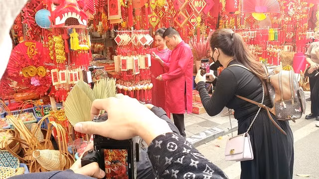 Một cặp vợ chồng thuê thợ chụp ảnh lưu lại kỷ niệm trên con phố nổi tiếng này.