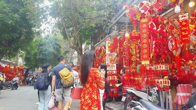Những ngày này, trên phố Hàng Mã thu hút đông đảo du khách đến tham quan, chụp ảnh.