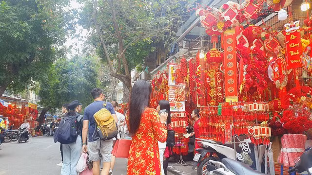 Những ngày này, trên phố Hàng Mã thu hút đông đảo du khách đến tham quan, chụp ảnh.