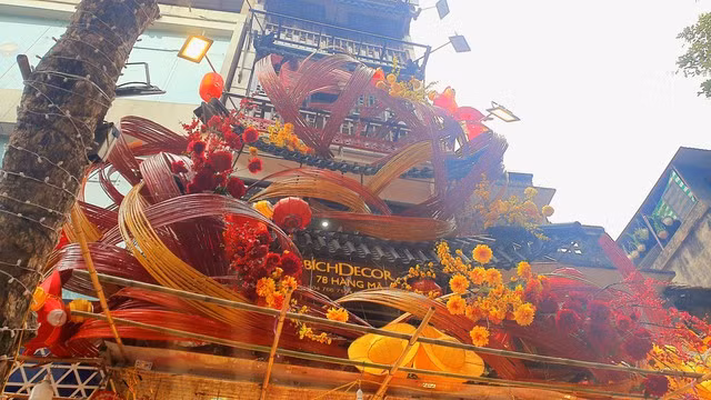 Theo chủ của hàng cho biết, linh vật rồng sau đã có khách hàng mua. Hiện cửa hàng đang thực hiện một sản phẩm mới, có màu sắc đẹp hơn, khoảng 3 ngày nữa sẽ được treo lên.