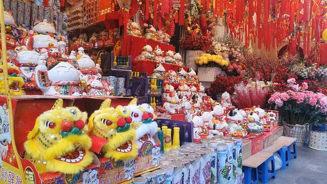 Các sản phẩm trên con phố này nhìn đa dạng, bắt mắt.