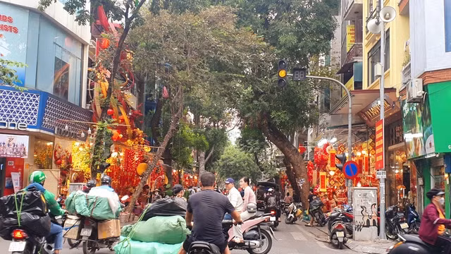 Theo ghi nhận của phóng viên, mặc dù còn một tháng nữa mới đến Tết Nguyên đán Giáp Thìn 2024, nhưng những ngày này tại phố Hàng Mã (quận Hoàn Kiếm, Hà Nội) các tiểu thương trên con phố đã tấp nập trang trí, tung ra những mẫu sản phẩm phục vụ Tết cho người dân. Bên cạnh đó, người dân cũng đã tấp nập mua sắm vật dụng trang trí nhà cửa, chuẩn bị đón năm mới, khiến không khí nơi đây náo nhiệt, cả khu phố rực sắc đỏ tươi.