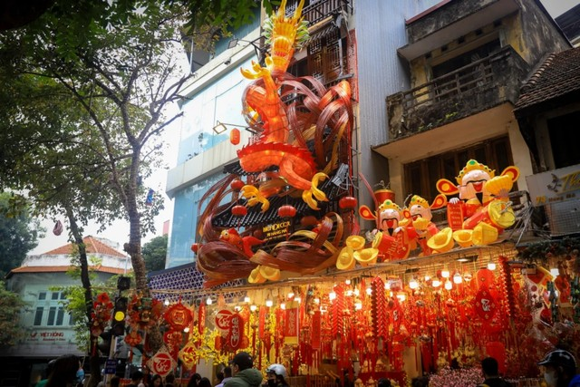 Cách đó không xa, tại số 78 Hàng Mã cũng xuất hiện của cặp linh vật rồng "khổng lồ" của một cửa hàng chuyên bán đồ Tết giữa phố Hàng Mã thu hút đông đảo sự chú ý của người dân. Linh vật rồng này được thiết kế rất tinh xảo, đẹp mắt, cao khoảng 10m.