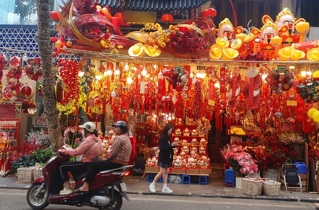 Phố Hàng Mã dài hơn 300m những ngày cuối năm bày bán nhiều sản phẩm, hàng hóa với tông màu đỏ chủ đạo như đèn lồng, câu đối đỏ, dây may mắn để phục vụ người dân mua sắm trang trí nhà cửa ngày Tết.