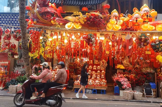 Phố Hàng Mã dài hơn 300m những ngày cuối năm bày bán nhiều sản phẩm, hàng hóa với tông màu đỏ chủ đạo như đèn lồng, câu đối đỏ, dây may mắn để phục vụ người dân mua sắm trang trí nhà cửa ngày Tết.