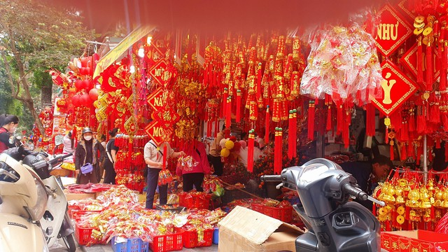 Một tiểu thương trên phố Hàng Mã cho biết, đồ trang trí Tết năm nay đa dạng, nhiều mẫu mới độc đáo, được thiết kế theo hình rồng để đáp ứng nhu cầu người dân