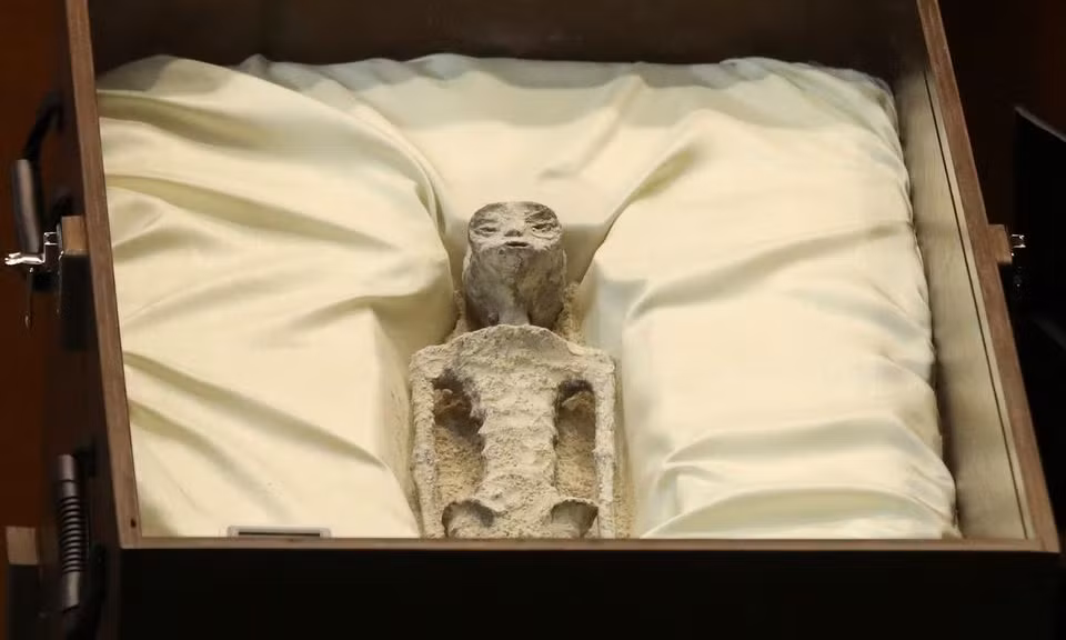 Các chuyên gia cũng nhắc đến trường hợp xác ướp người ngoài hành tinh ở Mexico, đưa ra quốc hội vào tháng 9/2023, cũng chỉ là xác ướp người cổ đại kết hợp với xương động vật, không liên quan đến người ngoài hành tinh.