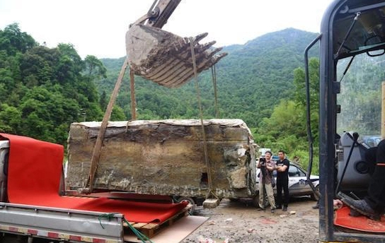 Một nhóm các nhà khảo cổ được triệu tập để kiểm tra ngôi mộ, nhưng tình trạng xuống cấp nghiêm trọng của nó khiến mọi hoạt động trở nên khó khăn.