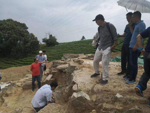 Nghiên cứu vật thể này, các chuyên gia phát hiện miếng thủy tinh có kích thước khoảng 7,5 cm, có bông gòn bên trên và đường vân rõ ràng xung quanh mép. Sự hoàn hảo của nó khiến họ bối rối, một số người đã nghĩ rằng đây là một đồ vật "xuyên không".