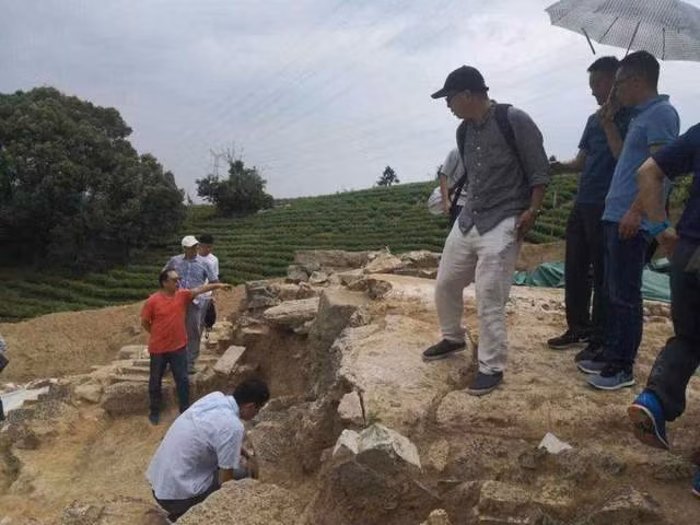 Nghiên cứu vật thể này, các chuyên gia phát hiện miếng thủy tinh có kích thước khoảng 7,5 cm, có bông gòn bên trên và đường vân rõ ràng xung quanh mép. Sự hoàn hảo của nó khiến họ bối rối, một số người đã nghĩ rằng đây là một đồ vật "xuyên không".