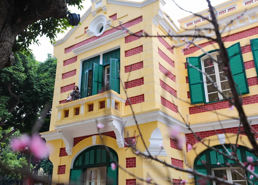 Ngôi biệt thự là một kiến trúc Pháp điển hình của Hà Nội được trùng tu giúp người dân và du khách hiểu hơn về những kiến trúc đặc trưng làm nên vẻ đẹp cổ kính của Hà Nội. Ảnh: Thanh Tùng/TTXVN