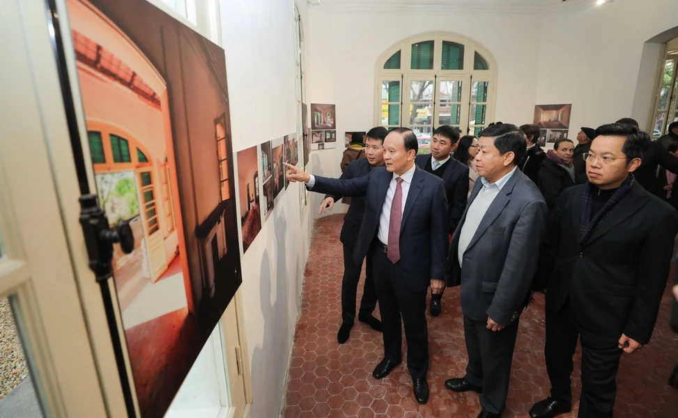 Đại biểu thành phố Hà Nội và quận Hoàn Kiếm tham quan trưng bày về quá trình trùng tu, cải tạo ngôi biệt thự. Ảnh: Thanh Tùng/TTXVN