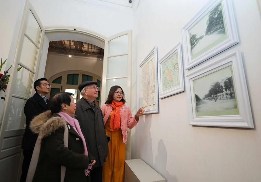 Khách tham quan trưng bày về quá trình trùng tu, cải tạo ngôi biệt thự. Ảnh: Thanh Tùng/TTXVN