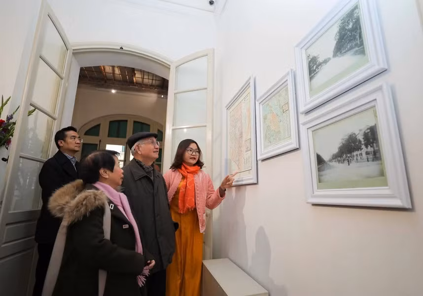 Khách tham quan trưng bày về quá trình trùng tu, cải tạo ngôi biệt thự. Ảnh: Thanh Tùng/TTXVN