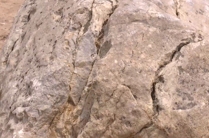 Do đó, mặc dù núi nhỏ nhưng không ai dám leo trèo lên nó.