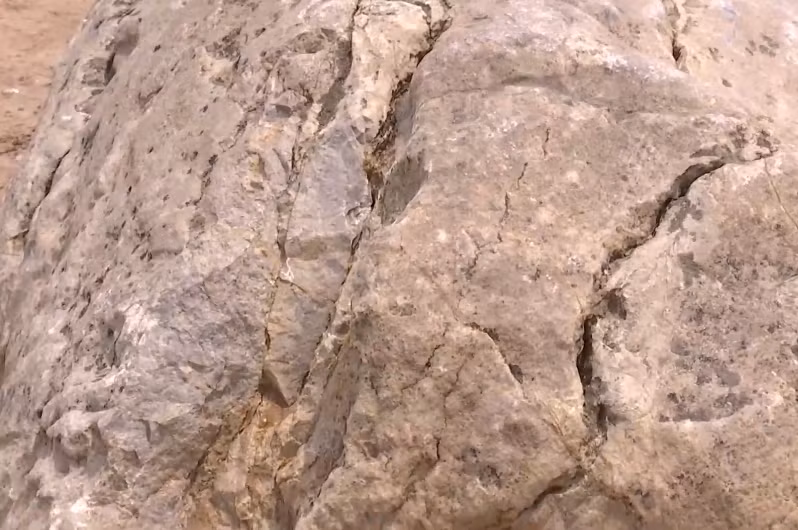 Do đó, mặc dù núi nhỏ nhưng không ai dám leo trèo lên nó.