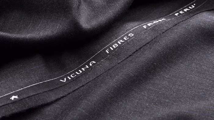 Trong ngành công nghiệp dệt may, sợi tự nhiên càng mỏng thì càng có giá trị cao. Điều này làm cho lông lạc đà Vicuña có giá trị cao và đắt đỏ hơn cả vải lông dê Cashmere, với áo len có thể được bán với giá hơn 20.000 USD (khoảng 480,1 triệu đồng).