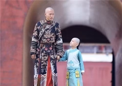 Đầu tiên, với tướng mạo oai phong, Càn Long khiến Khang Hi phải ngạc nhiên vì sự tinh tế trong vẻ ngoại hình của mình.