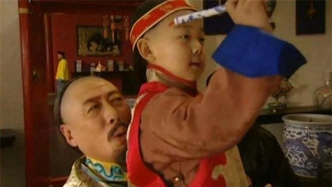 Mặc dù chỉ mới 12 tuổi, nhưng Càn Long đã tỏ ra thông minh hoạt bát, với vẻ ngoài tuấn tú, đôi mắt lớn có hồn, tướng mạo uy nghi đã khiến ông cảm thấy ấn tượng ngay từ cái nhìn đầu tiên.