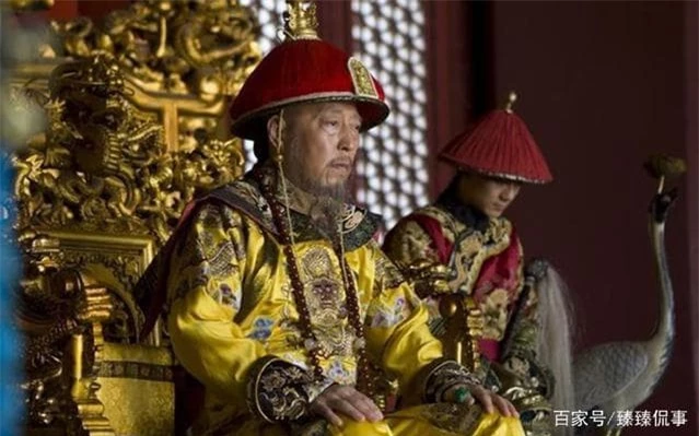 Đặc biệt, trong cuộc trò chuyện với ông nội Khang Hi, Càn Long đã tỏ ra phóng khoáng, tự tin và có ý hiểu độc đáo về bản thân.